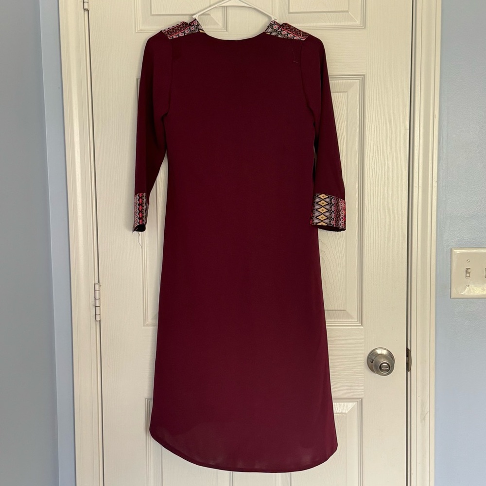 Burgundy Dress Abaya with Patterned Accents - Picture 3 of 8